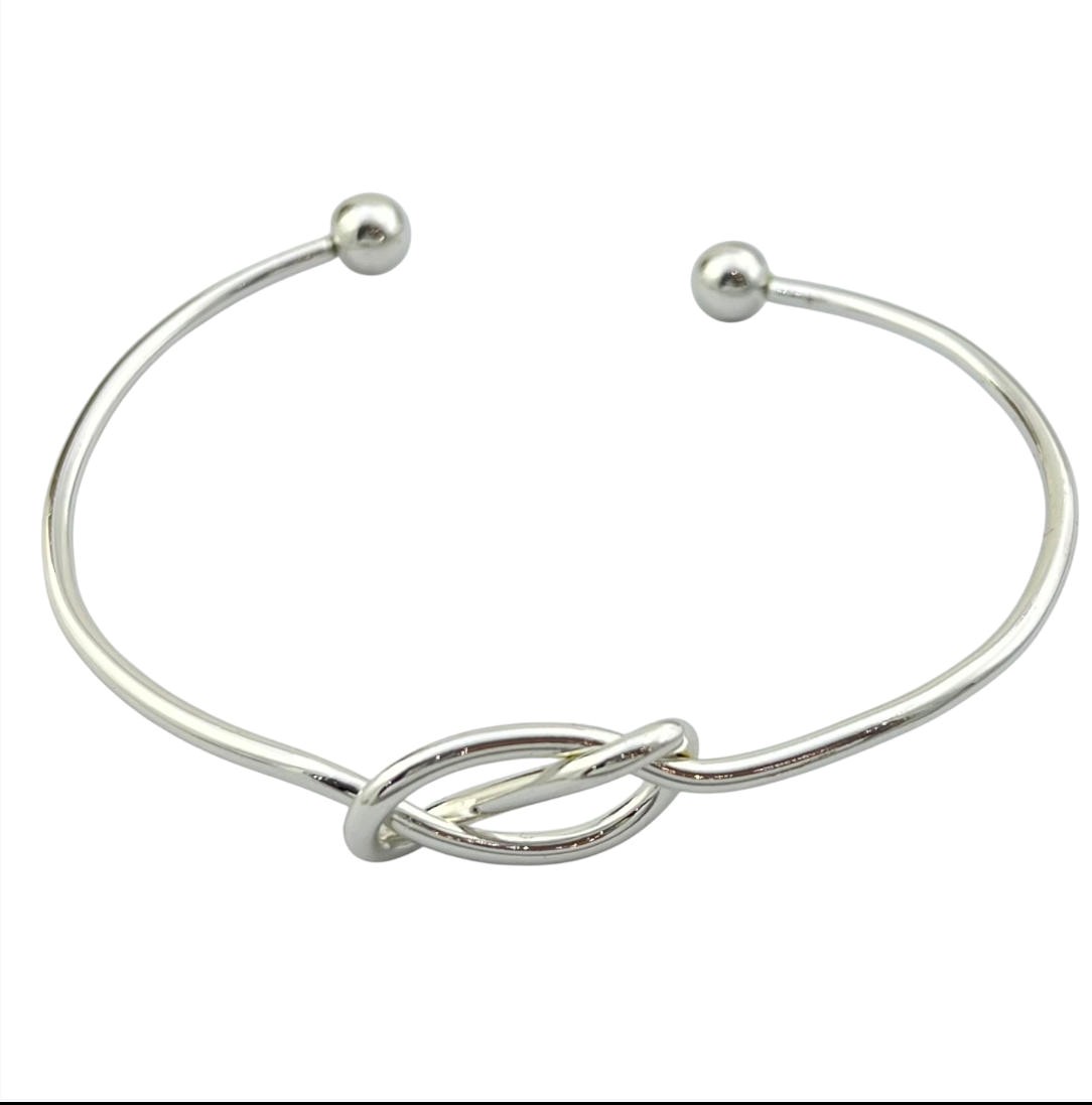 دستبند زنانه بنگل مینیمال مدل گره کد B5313